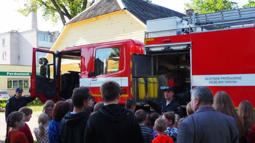 Pašilės progimnazijoje svečiavosi Ukmergės Priešgaisrinės gelbėjimo tarnybos darbuotojai